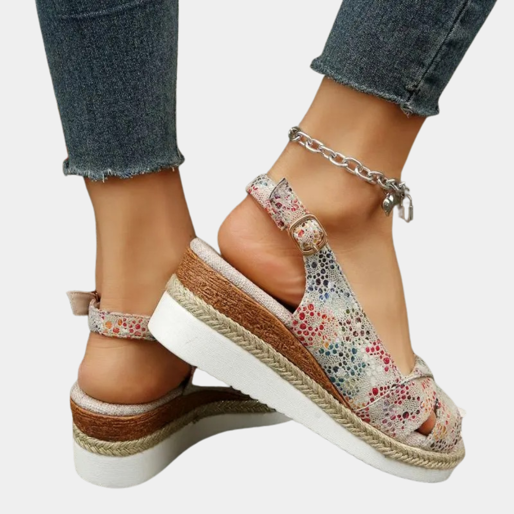 Des talons compensés élégants pour un look surprenant