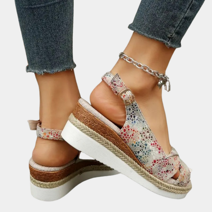Des talons compensés élégants pour un look surprenant